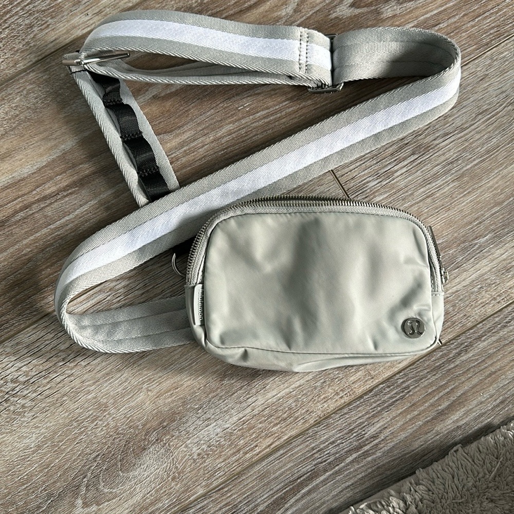 Lululemon Everywhere Crossbody Bag, grey with white